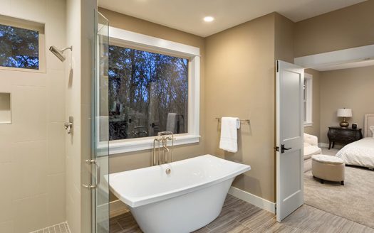Double bedroom close to bathroom